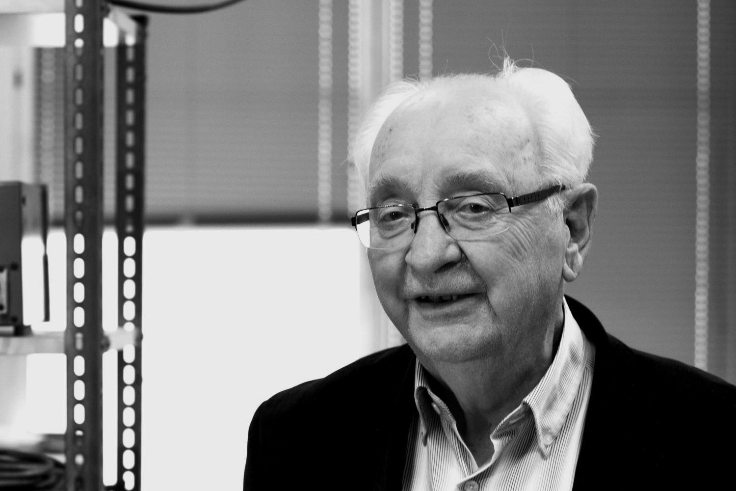 Zemřel profesor Josef Pašek